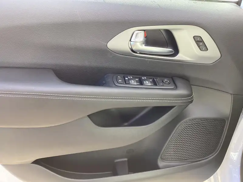 2027 Chrysler Pacifica Select, weiß, 0 km, Import Kanada — Foto 11 z 12