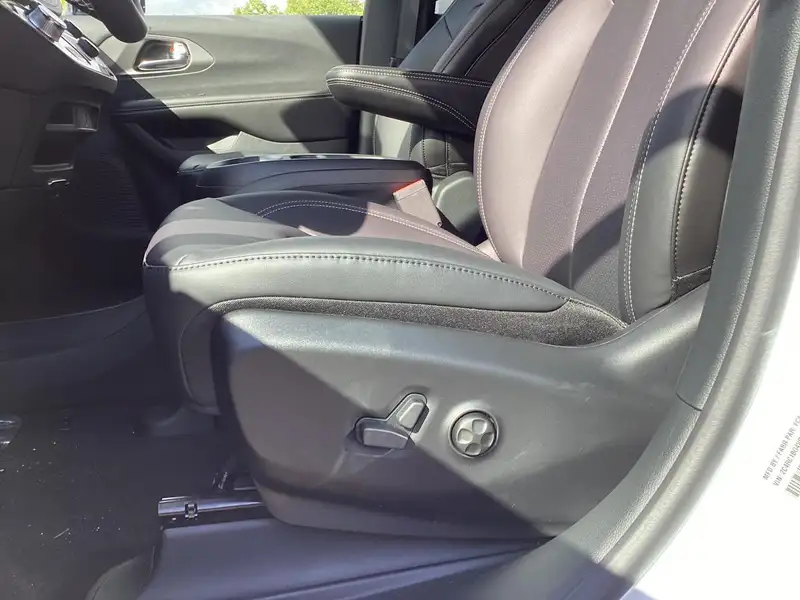 2027 Chrysler Pacifica Select, weiß, 0 km, Import Kanada — Foto 12 z 12