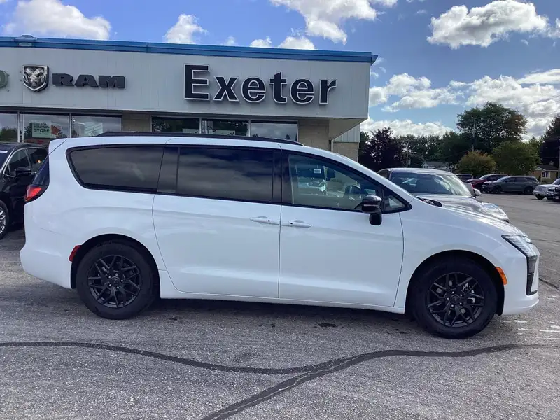 2027 Chrysler Pacifica Select, weiß, 0 km, Import Kanada — Foto 4 z 12