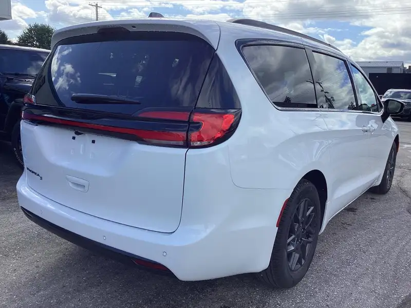 2027 Chrysler Pacifica Select, weiß, 0 km, Import Kanada — Foto 5 z 12