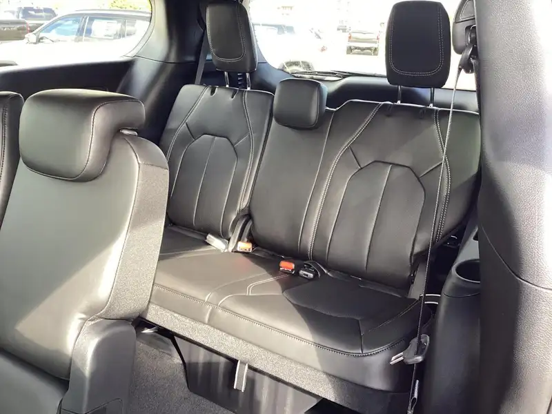 2027 Chrysler Pacifica Select, weiß, 0 km, Import Kanada — Foto 9 z 12