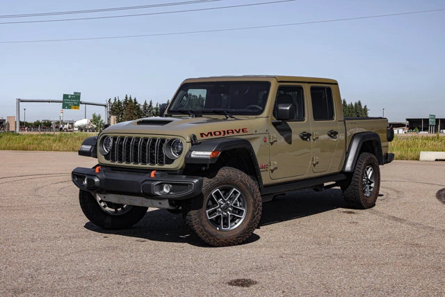 2026 Jeep Gladiator Mojave 4WD, grün, 40 km, Import Kanada — Foto 1