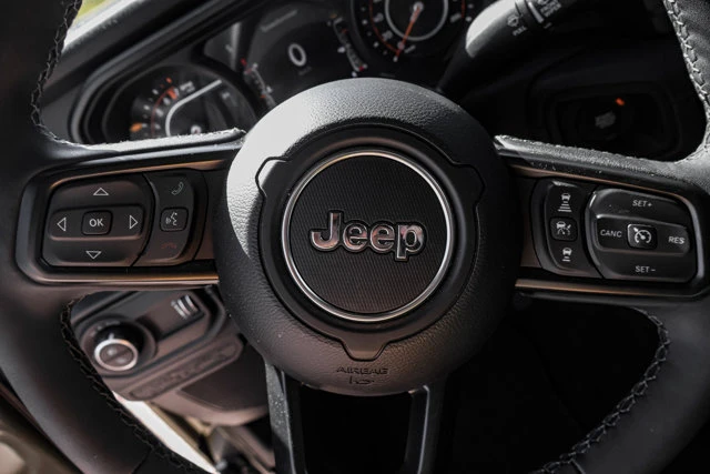 2026 Jeep Gladiator Mojave 4WD, grün, 40 km, Import Kanada — Foto 11 z 20