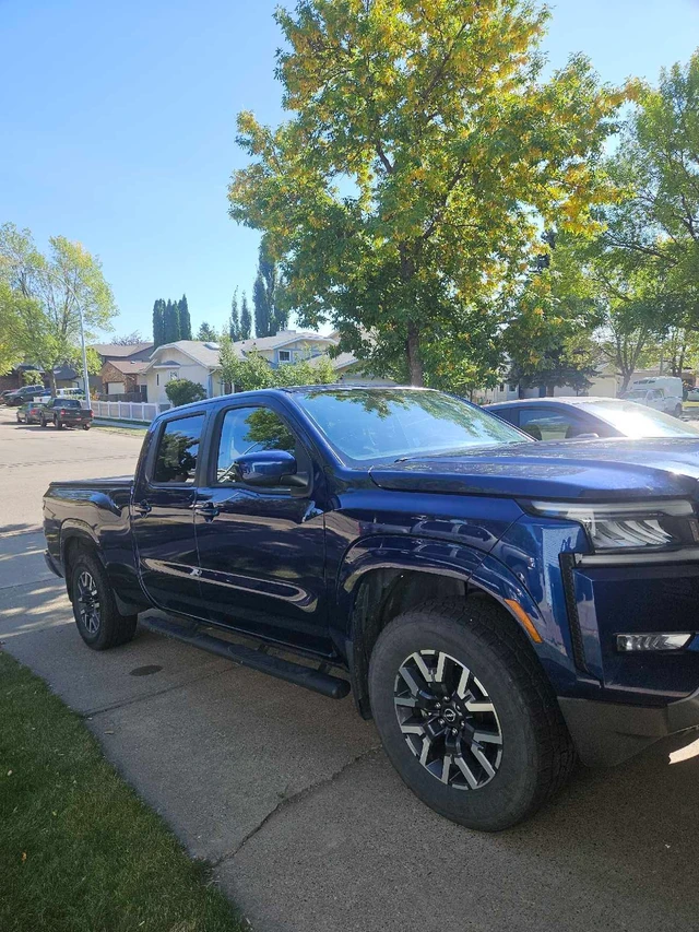 2022 Nissan Frontier SV, blau, 75.750 km, Import Kanada — Foto 2 z 4