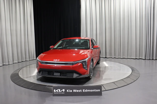2025 Kia K4 EX+, rot, 1 km, Import Kanada — Foto 2 z 5