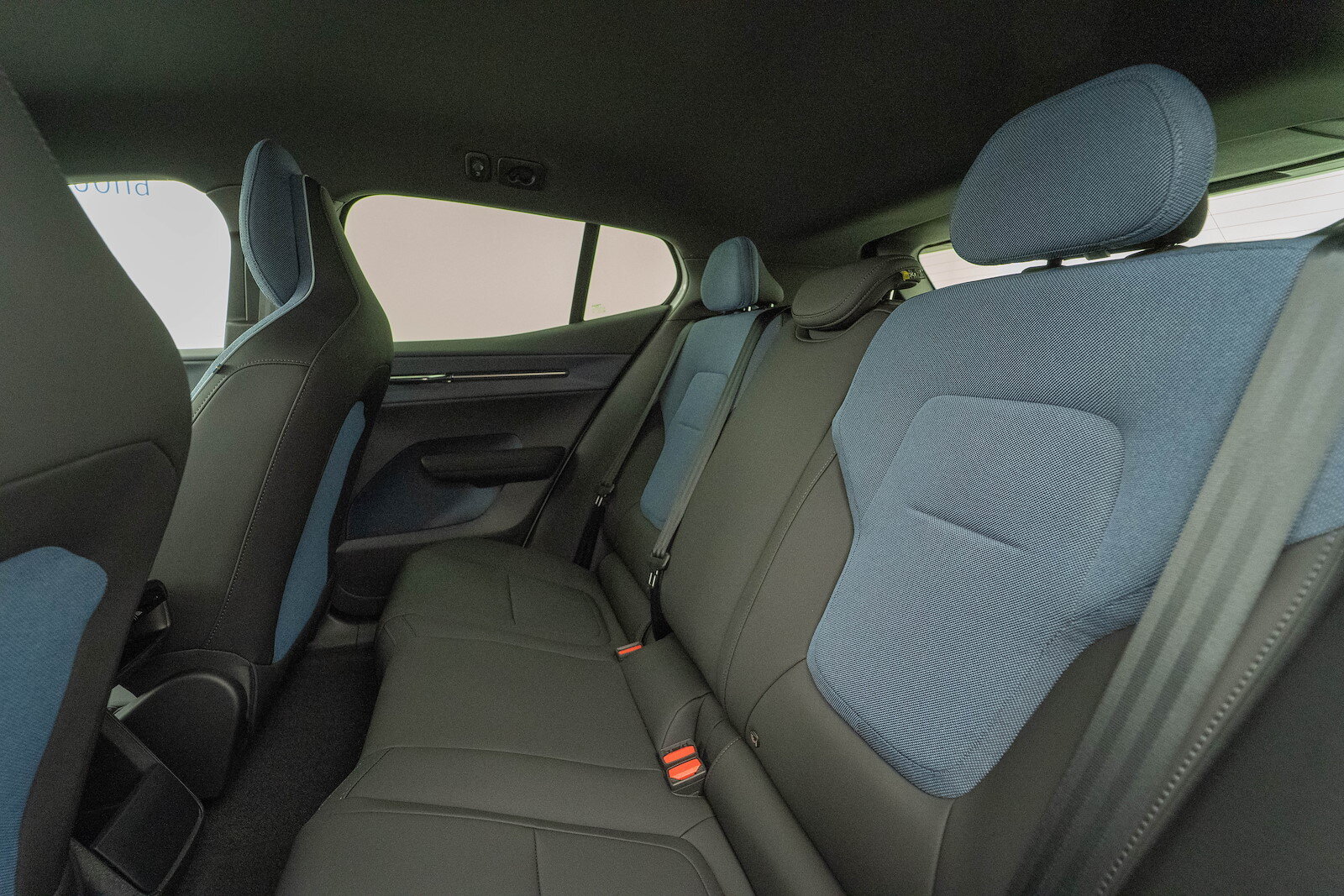 2026 Volvo EX30 E60 Plus, 1 km, Schweiz — Foto 9 z 17