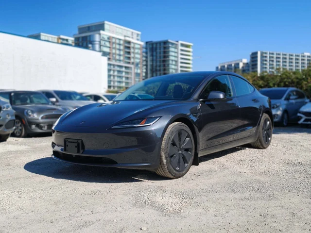 2026 Tesla Model 3 Standarad Range, grau, 2.091 km, Import Kanada — Foto 1