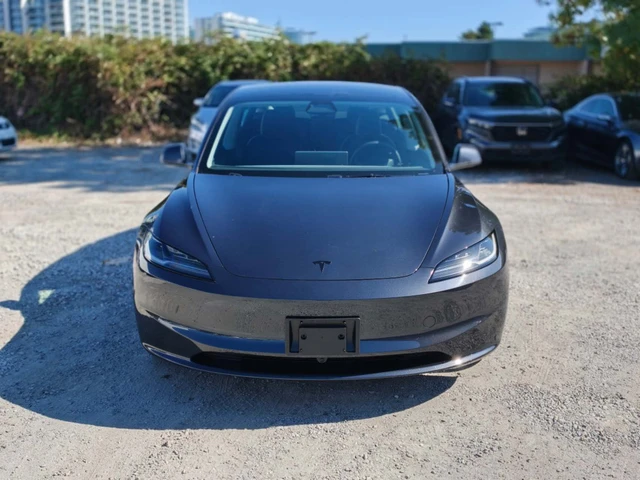 2026 Tesla Model 3 Standarad Range, grau, 2.091 km, Import Kanada — Foto 2 z 5