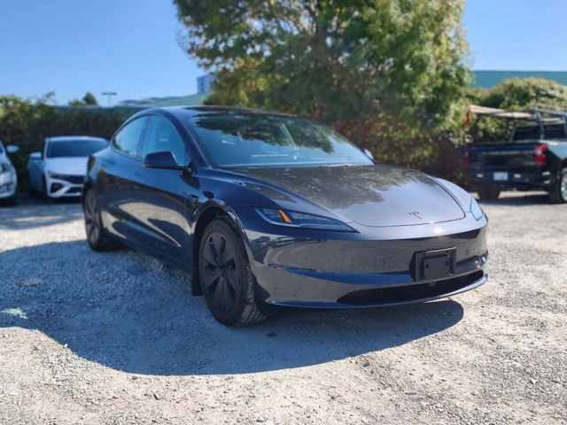 2026 Tesla Model 3 Standarad Range, grau, 2.091 km, Import Kanada — Foto 3 z 5