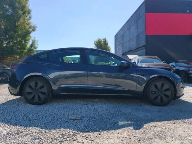 2026 Tesla Model 3 Standarad Range, grau, 2.091 km, Import Kanada — Foto 4 z 5