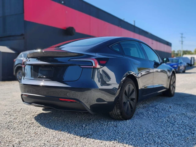 2026 Tesla Model 3 Standarad Range, grau, 2.091 km, Import Kanada — Foto 5 z 5