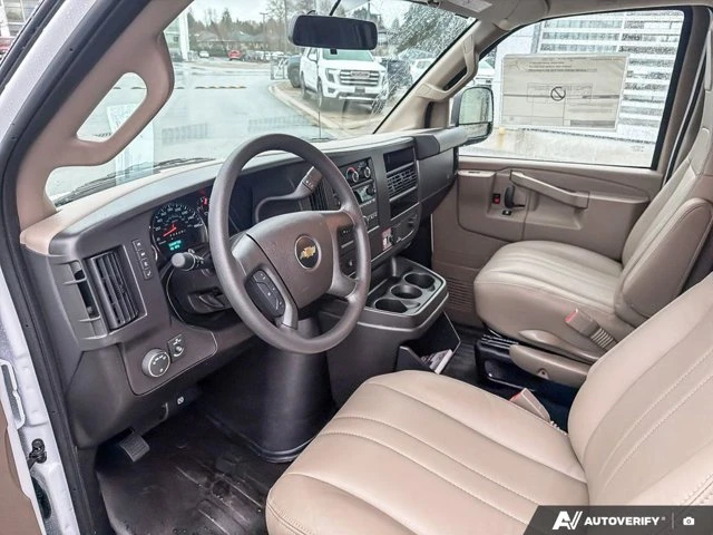 2026 Chevrolet Express Cargo Van, weiß, 4 km, Import Kanada — Foto 16 z 20
