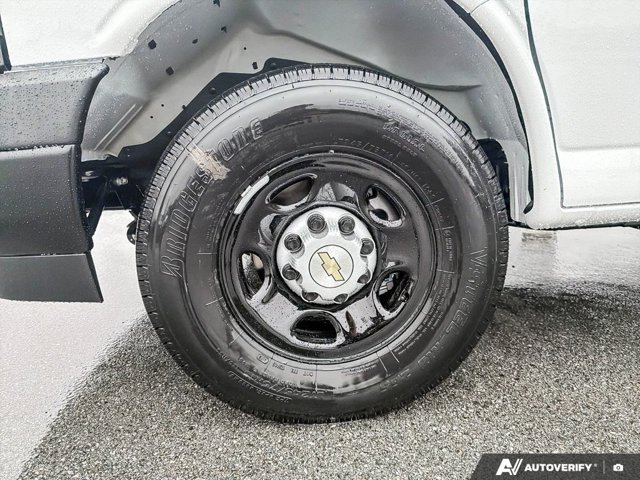 2026 Chevrolet Express Cargo Van, weiß, 4 km, Import Kanada — Foto 9 z 20